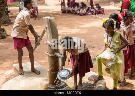 PONDICHERY, PUDUCHERY, Indien - SEPTEMBER 04, 2017. Unbekannter jungen Mädchen Kinder sauber ihre Platten vor dem Mittagessen in der Kantine im Freien. Stockfoto