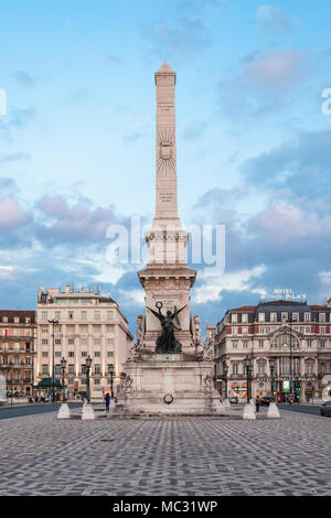 Lissabon - 25. Juni: Eden Teatro (Eden Theater) und Denkmal für die Restauratoren (Monumento dos Restauradores) am Restauradores Platz am Juni 25, 2014 in Stockfoto