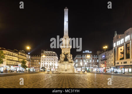 Lissabon - 25. Juni: Eden Teatro (Eden Theater) und Denkmal für die Restauratoren (Monumento dos Restauradores) am Restauradores Platz am Juni 25, 2014 in Stockfoto