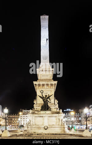 Lissabon - 25. Juni: Eden Teatro (Eden Theater) und Denkmal für die Restauratoren (Monumento dos Restauradores) am Restauradores Platz am Juni 25, 2014 in Stockfoto