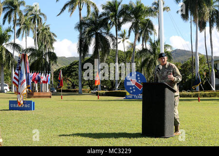 Gen. Robert B. Braun, Kommandierender General der US-Armee Pazifik, Highlights Generalmajor Charles A. Flynn's Zeit bei USARPAC während einer Zeremonie Jan. 29 auf historischen Palm Kreis auf Fort Shafter, Hawaii. Generalmajor Charles A. Flynn diente als USARPAC DCG-Süd seit 12.08.2016. Stockfoto