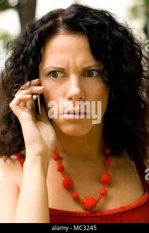 Outdoor Portrait von einer Frau am Telefon immer schlechte Nachrichten Stockfoto