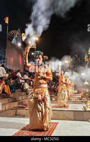 VARANASI, INDIEN - 11. April: Ein nicht identifizierter Hindu Priester führt religiösen Ganga Aarti Ritual (feuerpuja) an Dashashwamedh Ghat am 11. April 2012 Stockfoto