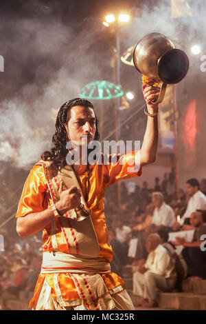 VARANASI, INDIEN - 11. April: Ein nicht identifizierter Hindu Priester führt religiösen Ganga Aarti Ritual (feuerpuja) an Dashashwamedh Ghat am 11. April 2012 Stockfoto