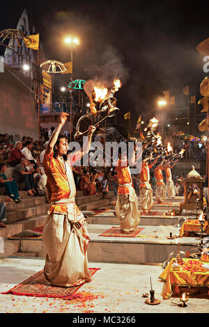 VARANASI, INDIEN - 11. April: Ein nicht identifizierter Hindu Priester führt religiösen Ganga Aarti Ritual (feuerpuja) an Dashashwamedh Ghat am 11. April 2012 Stockfoto