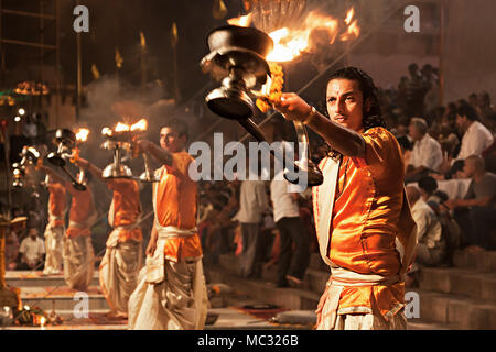 VARANASI, INDIEN - 11. April: Ein nicht identifizierter Hindu Priester führt religiösen Ganga Aarti Ritual (feuerpuja) an Dashashwamedh Ghat am 11. April 2012 Stockfoto