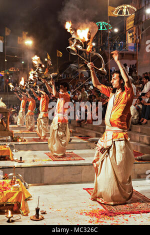 VARANASI, INDIEN - 11. April: Ein nicht identifizierter Hindu Priester führt religiösen Ganga Aarti ritual Feuerpuja an Dashashwamedh Ghat am 11. April 2012 in Va Stockfoto