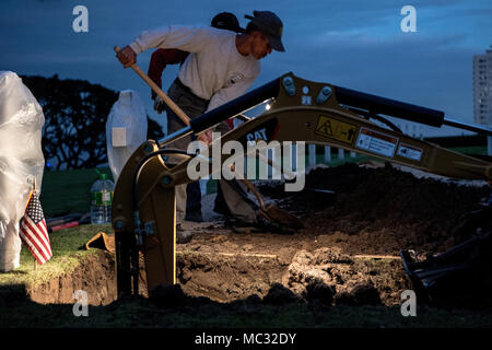 Die einheimischen Arbeiter mit der American Battle Monuments Kommission mit Mitgliedern der Verteidigung POW/MIA Accounting Agentur (DPAA) während einer disinterment im Manila American Cemetery in Manila, Philippinen, Jan. 22, 2018. Die DPAA disinterment war Teil der Anstrengungen, um die unbekannten während des Zweiten Weltkriegs verloren zu identifizieren und die möglichst vollständige Buchhaltung unserer fehlt Personal zu ihren Familien und der Nation. (U.S. Marine Corps Foto: Staff Sgt. Demetrius Munnerlyn) Stockfoto