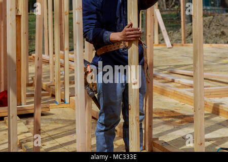Installation arbeiten Natur Auftragnehmer und den hölzernen Rahmen der Hütte. Stockfoto