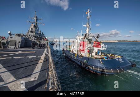 180126-N-KA 046-0081 NAVAL STATION Rota, Spanien (Jan. 26, 2018) Schlepper Führer der Arleigh-Burke-Klasse geführte Anti-raketen-Zerstörer USS Carney (DDG64) als das Schiff Mauren an der Naval Station Rota, Spanien. Carney, Vorwärts - Rota, Spanien eingesetzt, ist auf seiner vierten Patrouille in den USA 6 Flotte Bereich der Maßnahmen zur Unterstützung der regionalen Verbündeten und Partner, und die nationale Sicherheit der USA Interessen in Europa. (U.S. Marine Foto von Mass Communication Specialist 2. Klasse James R. Turner/Freigegeben) Stockfoto