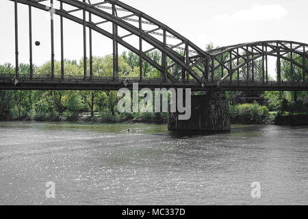 Deutschherrnbrücke, Eisenbahnbrücke, Frankfurt am Main, Deutschland Stockfoto