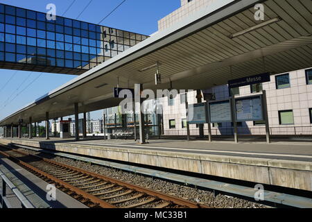 Der S-Bahnhof "Messe", S-Bahnhof Frankfurt (Main) die Messe', in der Nähe der Pförtnerloge, Messe Torhaus, Messe, Frankfurt am Main, Deutschland Stockfoto