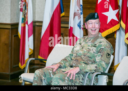 Us-Armee Generalmajor Stephen Farmen, der kommandierende General der US Army Security Assistance Command (USASAC), Lächeln, als er auf die Bemerkungen von Gen. Gus Perna hört, Kommandierender General der Armee Materiel Command, bei einem Verzicht auf Befehl Zeremonie an der Redstone Arsenal, Alabama, Jan. 30, 2018. USASAC ist die Armee Materiel Command führen für Security Assistance unternehmen. Befehl Farmen aufgegeben zu Robert Moore, Senior Executive Service (SES). Moore agiert an der Stelle des Kommandanten als Farmen Köpfe zu einer anderen Zuordnung. (U.S. Armee Foto von Sgt. 1. Klasse Teddy Furt) Stockfoto