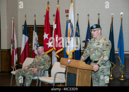 Us-Armee Gen. Gustave Perna, Kommandierender General der Armee Materiel Command, Wirte ein Verzicht auf Befehl Zeremonie für Generalmajor Stephen Farmen, der kommandierende General der US Army Security Assistance Command (USASAC), an der Redstone Arsenal, Alabama, Jan. 30, 2018. USASAC ist die Armee Materiel Command führen für Security Assistance unternehmen. Befehl Farmen aufgegeben zu Robert Moore, Senior Executive Service (SES). Moore agiert an der Stelle des Kommandanten als Farmen Köpfe zu einer anderen Zuordnung. (U.S. Armee Foto von Sgt. 1. Klasse Teddy Furt) Stockfoto