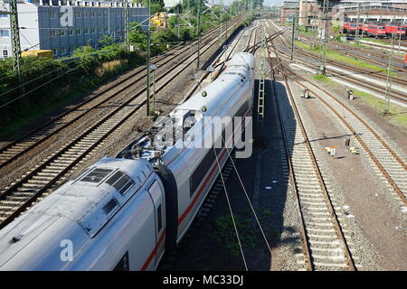 ICE, Intercity Express, Laufen zum Bahnhof im Stadtzentrum von Frankfurt am Main, Deutschland Stockfoto