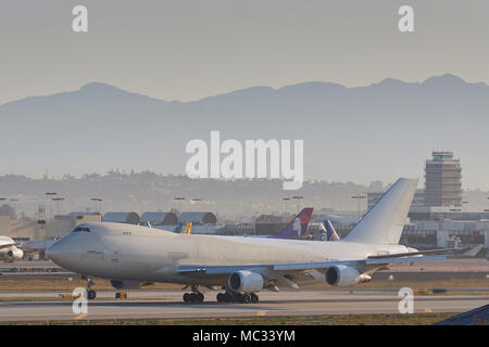 Unmarkierte Atlas Air, Boeing 747-400F Cargo Jet Abheben vom internationalen Flughafen von Los Angeles, LAX, Kalifornien, USA. Stockfoto