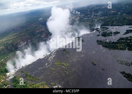 Die Victoria Falls (Mosi-oa-Tunya) an der Grenze zwischen Simbabwe und Sambia. Der Wasserfall am Sambesi Fluss wird als "Rauch der donnert" bekannt. Stockfoto