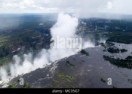 Die Victoria Falls (Mosi-oa-Tunya) an der Grenze zwischen Simbabwe und Sambia. Der Wasserfall am Sambesi Fluss wird als "Rauch der donnert" bekannt. Stockfoto