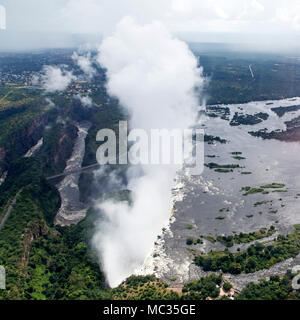 Die Victoria Falls (Mosi-oa-Tunya) an der Grenze zwischen Simbabwe und Sambia. Der Wasserfall am Sambesi Fluss wird als "Rauch der donnert" bekannt. Stockfoto
