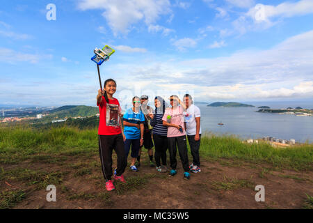 Sabah, Malaysia - 06. August 2016 : EINE Gruppe von Wanderern, die Selfie auf dem Berg machen. Bild hat eine Körnung oder Motiv ist verschwommen oder Rauschen oder nicht Stockfoto