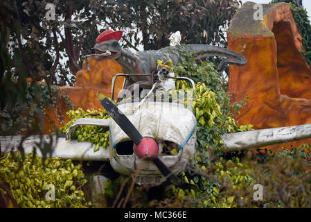 GARDAN GY80-160 HORIZON G-AZRX Flugzeug, das am Sandtoft Flugplatz abstürzte und in Adventure Island im Jurassic Park Stil mit Dinosaurier positioniert wurde Stockfoto