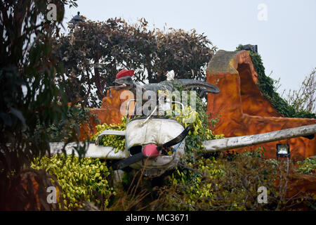 GARDAN GY80-160 HORIZON G-AZRX Flugzeug, das am Sandtoft Flugplatz abstürzte und in Adventure Island im Jurassic Park Stil mit Dinosaurier positioniert wurde Stockfoto