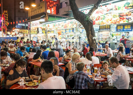 Kuala Lumpur, Malaysia - 02 November, 2016: Diners füllen Sie die Straße an einem Essen auf der Jalan Alor Abschaltdruck Stockfoto