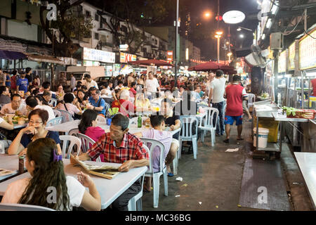 Kuala Lumpur, Malaysia - 02 November, 2016: Diners Essen im Freien an den Imbissständen auf Jalan Alor Stockfoto