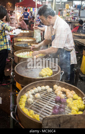 Kuala Lumpur, Malaysia - November 02, 2016: Chinesische Knödel in Dampfer für den Verkauf auf Jalan Alor Stockfoto