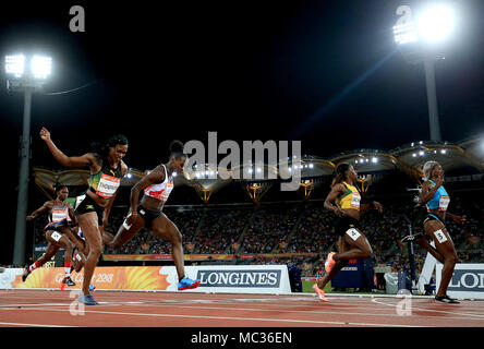 Bahamas Shaunae Miller-Uibo (rechts), von Jamaika Shericka Jackson (Zweiter von rechts) und England's Dina Asher-Smith (Mitte) Ende der Ersten, Zweiten und Dritten bzw. im 200 m-Finale der Frauen am Tag acht Carrara Stadion während der Commonwealth Games 2018 in der Gold Coast, Australien. Stockfoto