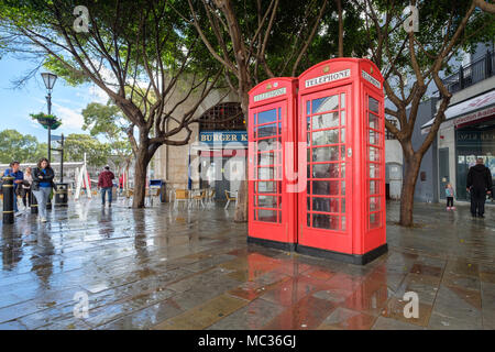 GIBRALTAR, SPANIEN: 12. MAI 2017: Zwei traditionelle britische Telefonzellen in Gibraltar an einem regnerischen Tag im Mai 2017. Stockfoto