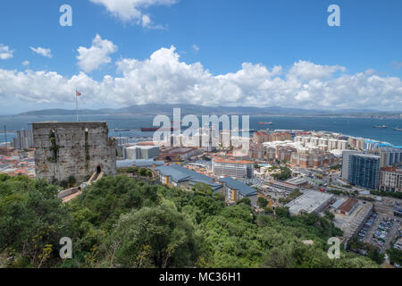 GIBRALTAR, SPANIEN: 12. MAI 2017: Der Blick auf den Felsen von Gibraltar bis im Mai 2017. Stockfoto