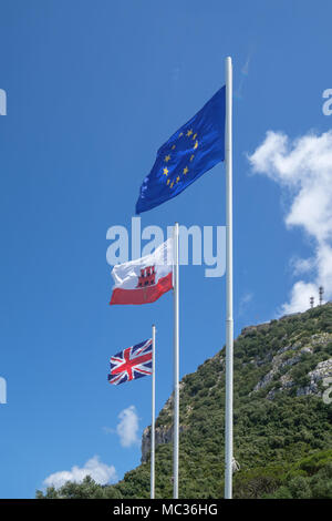 GIBRALTAR, SPANIEN: 12 - Mai 2017: Die EU-Flagge, die unter der Flagge von Gibraltar und der Union Jack Flagge auf dem Felsen von Gibraltar im Mai 2017. Stockfoto