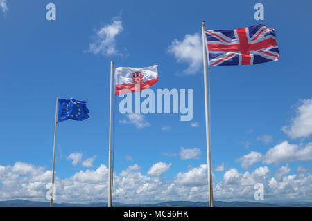 GIBRALTAR, SPANIEN: 12 - Mai 2017: Die EU-Flagge, die unter der Flagge von Gibraltar und der Union Jack Flagge auf dem Felsen von Gibraltar im Mai 2017. Stockfoto