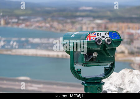 GIBRALTAR, SPANIEN: 12 - Mai 2017: Teleskop an einen Aussichtspunkt auf dem Felsen von Gibraltar im Mai 2017. Stockfoto