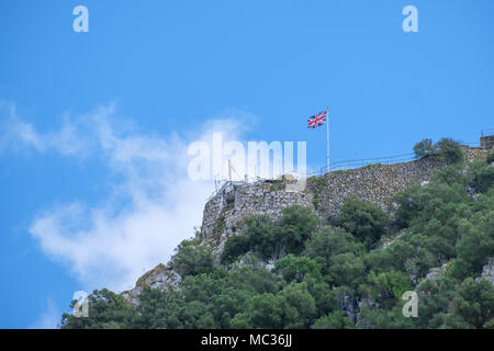 GIBRALTAR, SPANIEN: 12 - Mai 2017: Union Jack Flagge oben auf dem Felsen von Gibraltar im Mai 2017. Stockfoto