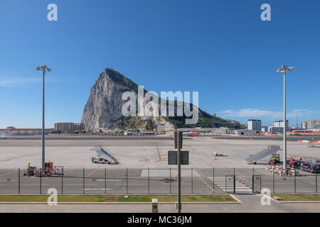 GIBRALTAR, SPANIEN: 12 - Mai 2017: Felsen von Gibraltar Gibraltar Flughafen an einem sonnigen Tag im Mai 2017 gesehen. Stockfoto