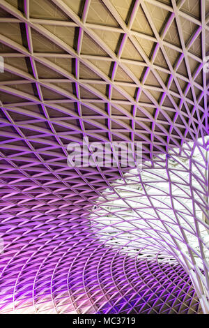 Westlichen bahnhofshalle von King's Cross Bahnhof Gebäude Architektur. London. Großbritannien Stockfoto