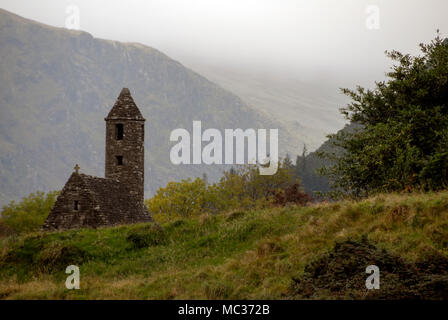 St. Kevin's Church in Glendalough im Tal der zwei Seen im Wicklow Mountains-Nationalpark, Südirland. Glendalough ist bekannt für seine Stockfoto