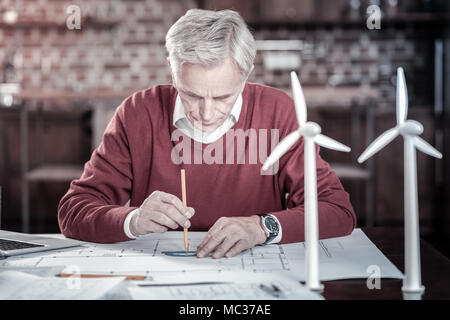 Ernst männlichen Ingenieur Zeichnung plan Stockfoto