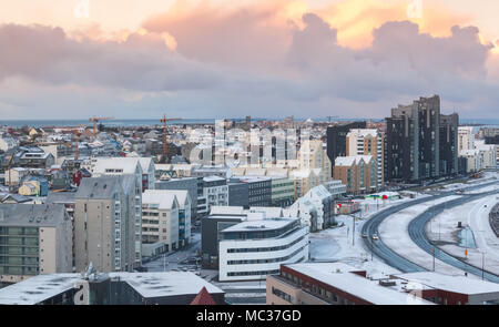 Stadtbild von Reykjavik, der Hauptstadt Islands. Moderne Gebäude und Meer unter bunten bewölkter Himmel, Luftaufnahme Stockfoto