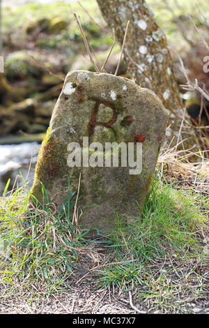 Eine alte Blubberhouses Grenze am Ufer des Flusses Washburn North Yorkshire Stockfoto