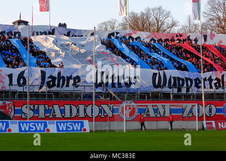 Sport, Fußball, Regionalliga West, 2017/2018, Wuppertaler SV vs Rot Weiss Essen 3:1, Choreographie der Wuppertaler Fußball-Fans Stockfoto