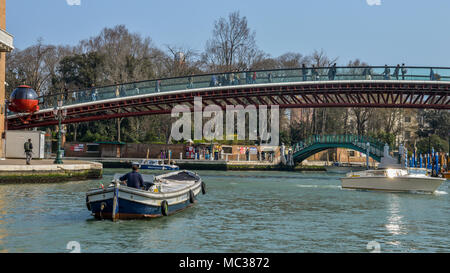 Ponte della Costituzione, die in Englisch bedeutet, Verfassung Brücke. Es ist die vierte Brücke über den Canal Grande in Venedig. Stockfoto