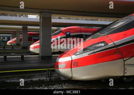 Weingut Frecciarossa 1000 (ETR 400) 400 km/h schnellen Züge am Bahnhof Torino Porta Nuova, Italien. Stockfoto