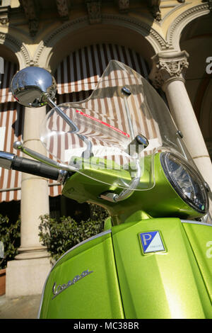 Grüne Piaggio Vespa Motorroller, Turin, Italien. Stockfoto