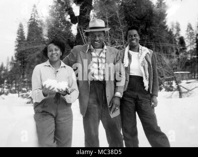 Trio spielt im Schnee in den Sierra Nevada Bergen in Kalifornien, Ca. 1952. Stockfoto