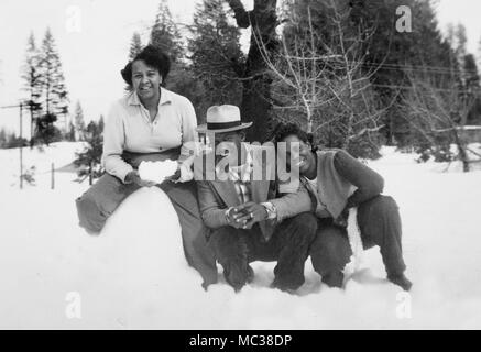 Ein glückliches Trio spielt im Schnee in den Sierra Nevada Bergen in Kalifornien, Ca. 1952. Stockfoto