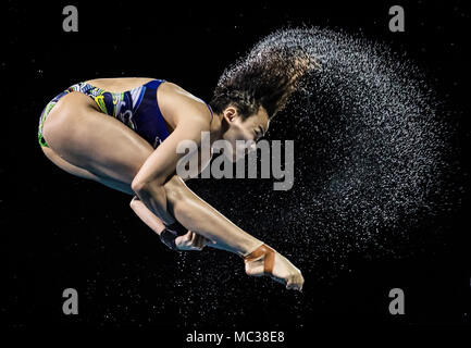 Jun Hoong Cheong während 10 Frauen m Plattform an der Optus Aquatic Center während der Tag acht der Commonwealth Games 2018 in der Gold Coast, Australien. PRESS ASSOCIATION Foto. Bild Datum: Donnerstag, 12. April 2018. Siehe PA Geschichte COMMONWEALTH Tauchen. Photo Credit: Danny Lawson/PA-Kabel. Einschränkungen: Nur für den redaktionellen Gebrauch bestimmt. Keine kommerzielle Nutzung. Kein Video-Emulation. Stockfoto