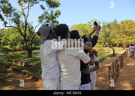 Sigiriya North Central Provinz Sri Lanka Gruppe der Schule Jungen ein selfie auf Handy Stockfoto